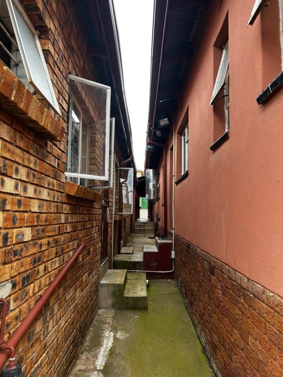 6 Bedroom Property for Sale in Azaadville Gauteng