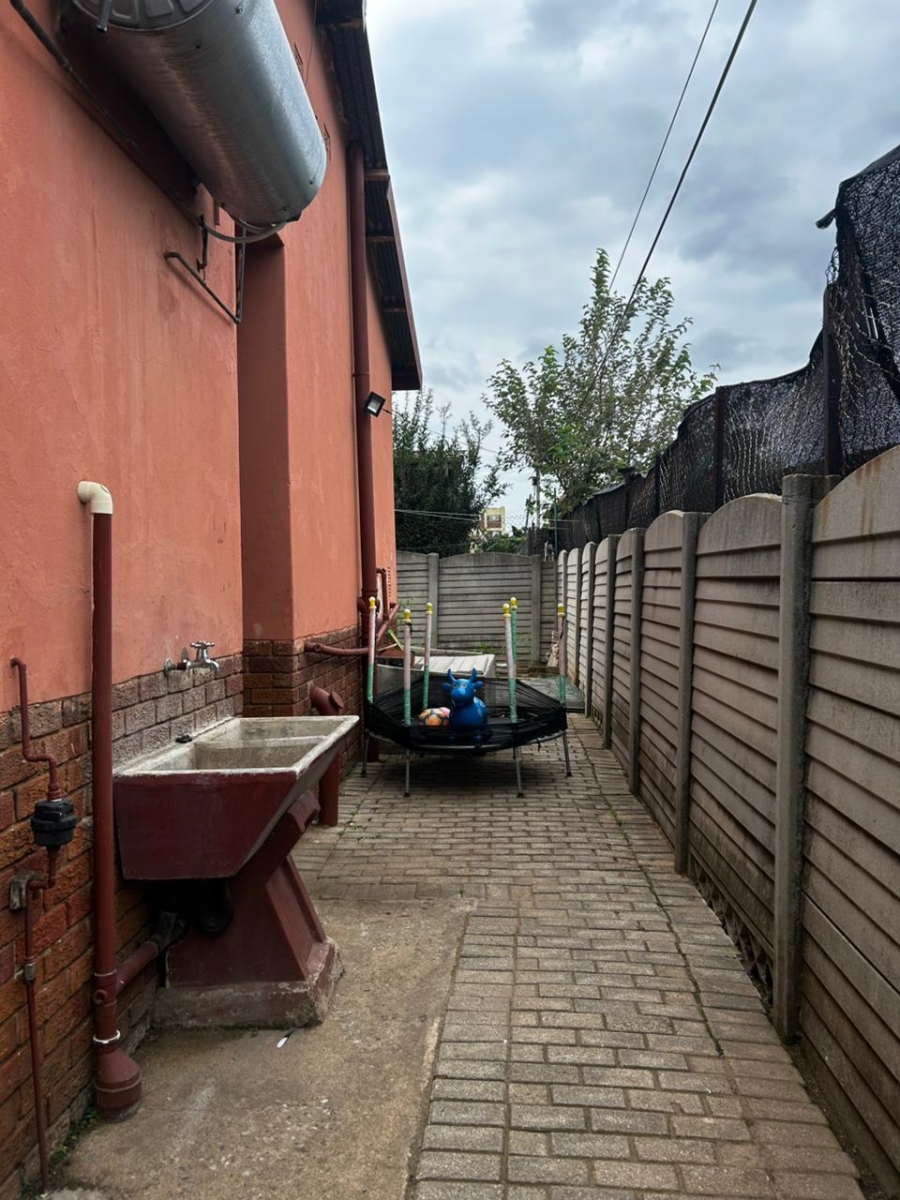 6 Bedroom Property for Sale in Azaadville Gauteng