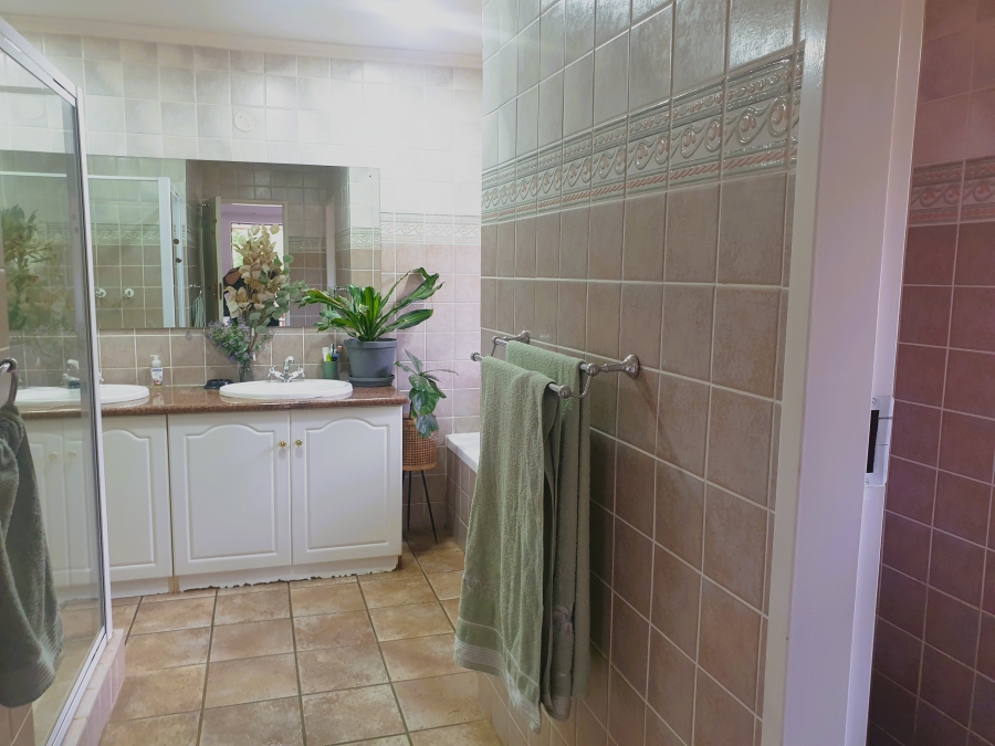 To Let 4 Bedroom Property for Rent in Lynnwood Glen Gauteng