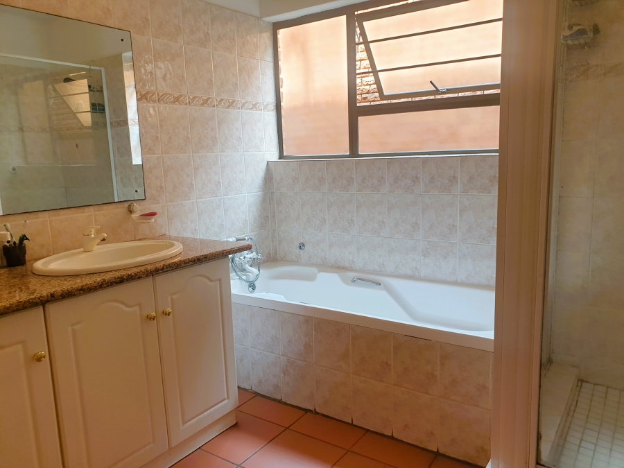 To Let 4 Bedroom Property for Rent in Lynnwood Glen Gauteng