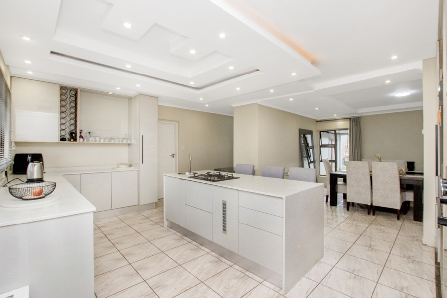 6 Bedroom Property for Sale in Noordwyk Gauteng