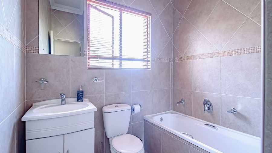 3 Bedroom Property for Sale in Sonneveld Gauteng