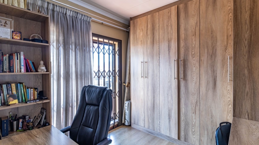 3 Bedroom Property for Sale in Mulbarton Gauteng