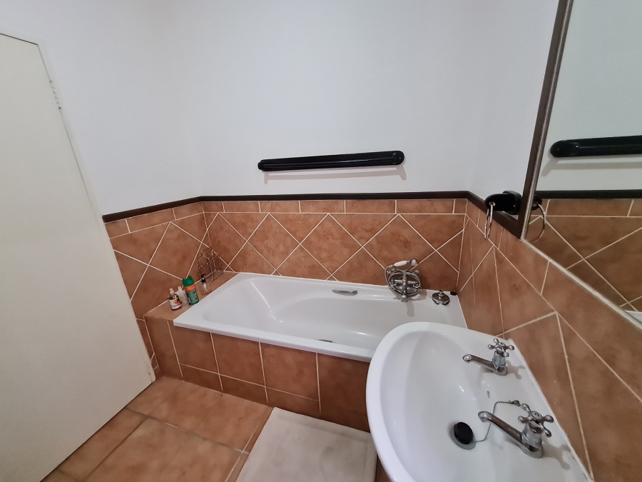 To Let 2 Bedroom Property for Rent in Lonehill Gauteng
