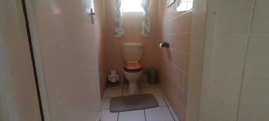 4 Bedroom Property for Sale in Loumarina A H Gauteng