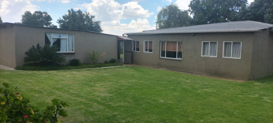 4 Bedroom Property for Sale in Loumarina A H Gauteng