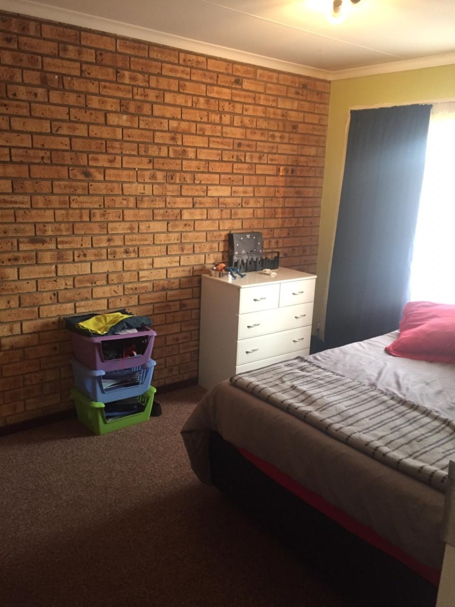 To Let 2 Bedroom Property for Rent in Rangeview Gauteng