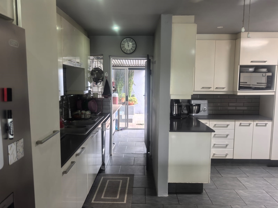 5 Bedroom Property for Sale in Little Falls Gauteng