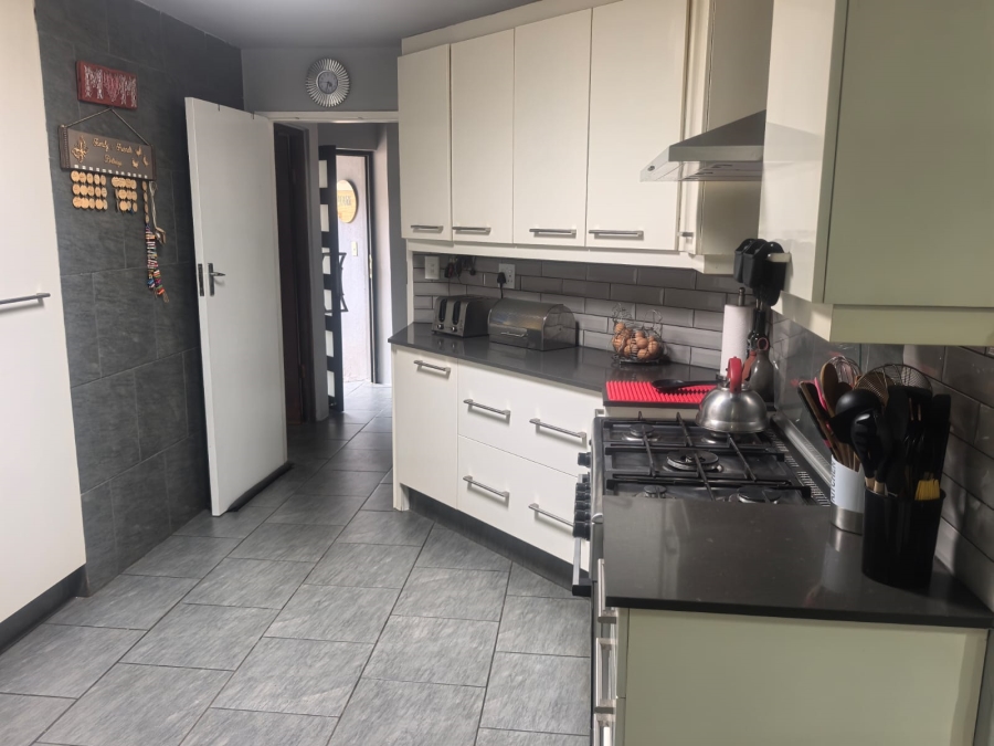 5 Bedroom Property for Sale in Little Falls Gauteng