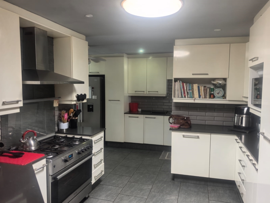 5 Bedroom Property for Sale in Little Falls Gauteng