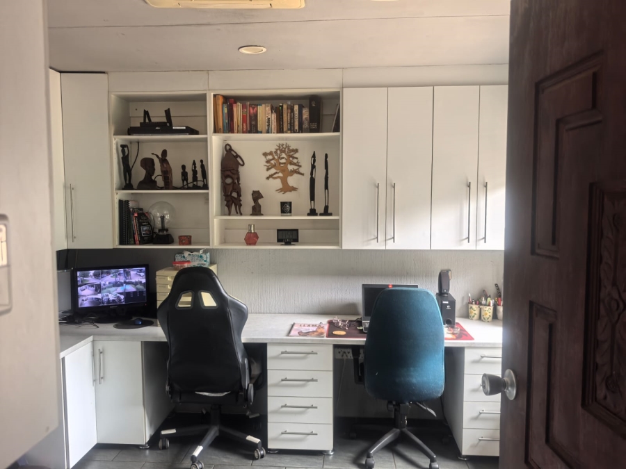 5 Bedroom Property for Sale in Little Falls Gauteng