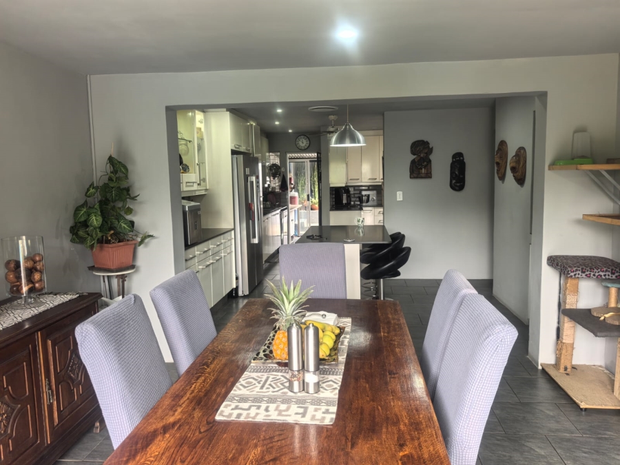 5 Bedroom Property for Sale in Little Falls Gauteng