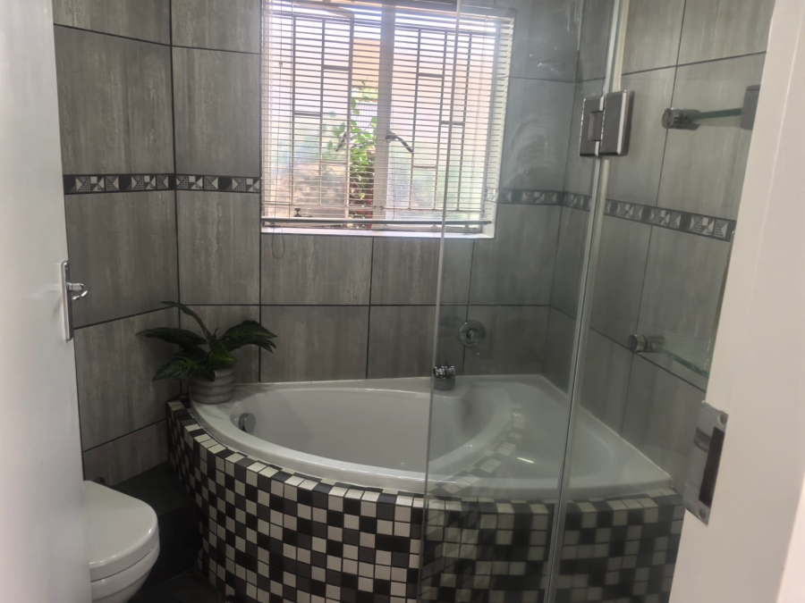 5 Bedroom Property for Sale in Little Falls Gauteng