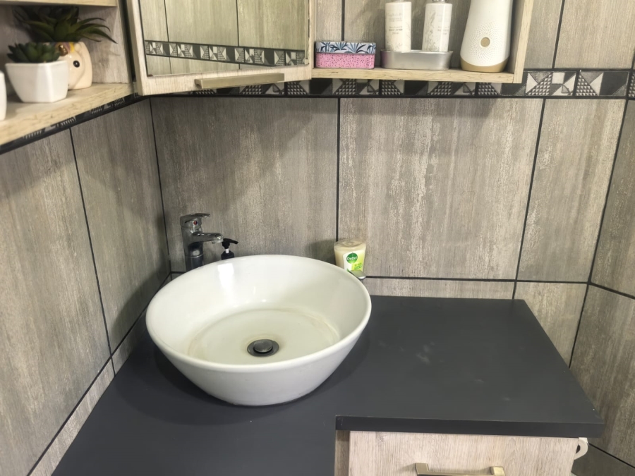 5 Bedroom Property for Sale in Little Falls Gauteng