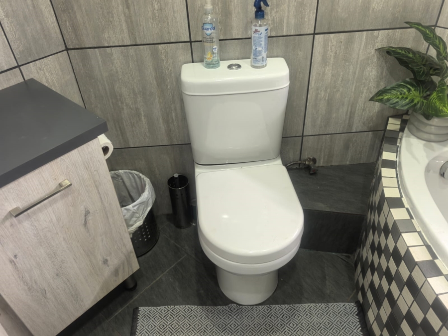 5 Bedroom Property for Sale in Little Falls Gauteng