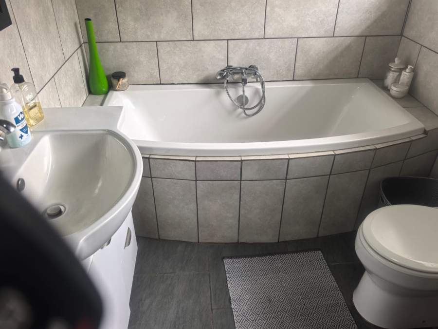 5 Bedroom Property for Sale in Little Falls Gauteng