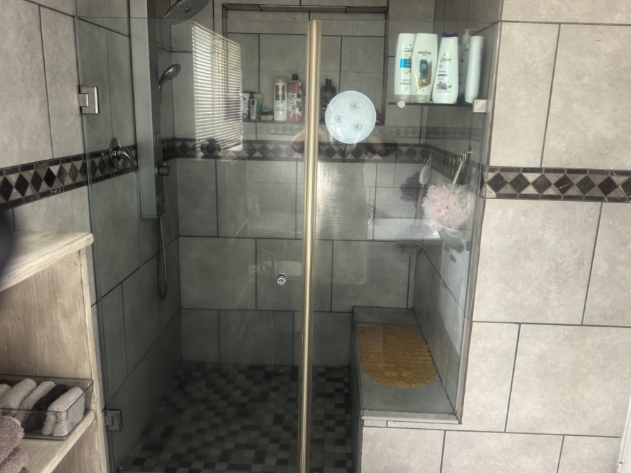 5 Bedroom Property for Sale in Little Falls Gauteng