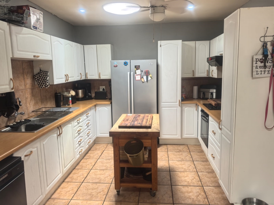 5 Bedroom Property for Sale in Little Falls Gauteng