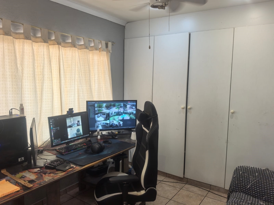 5 Bedroom Property for Sale in Little Falls Gauteng