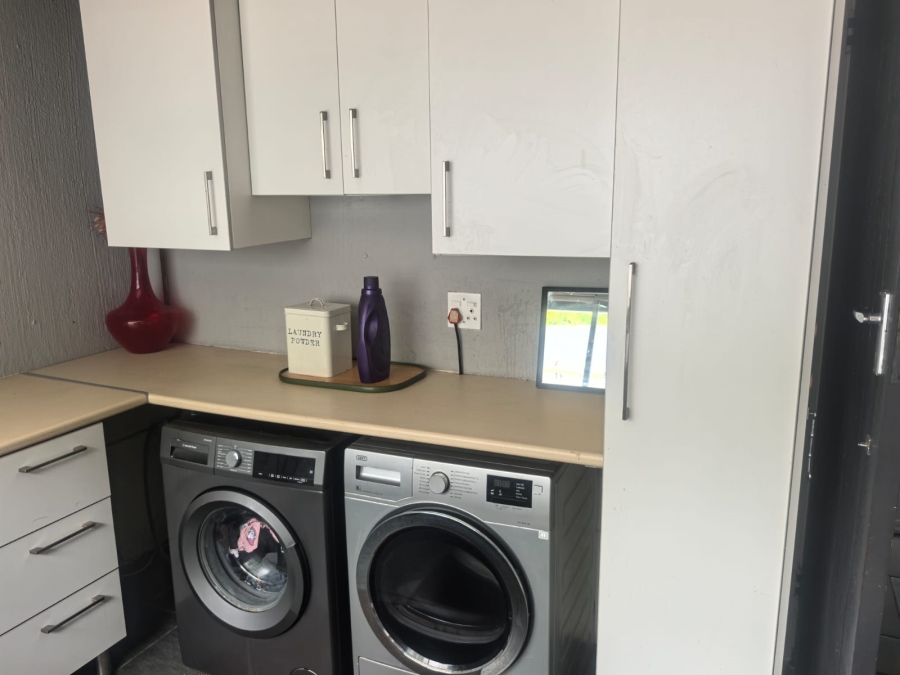 5 Bedroom Property for Sale in Little Falls Gauteng