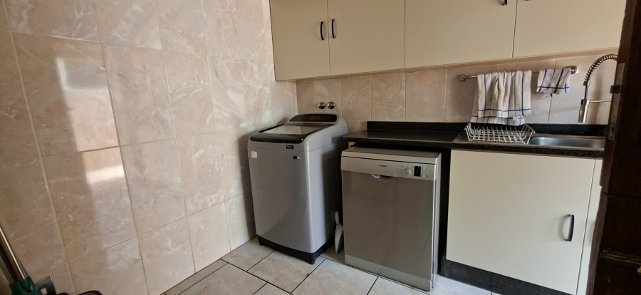 5 Bedroom Property for Sale in Noordheuwel Gauteng