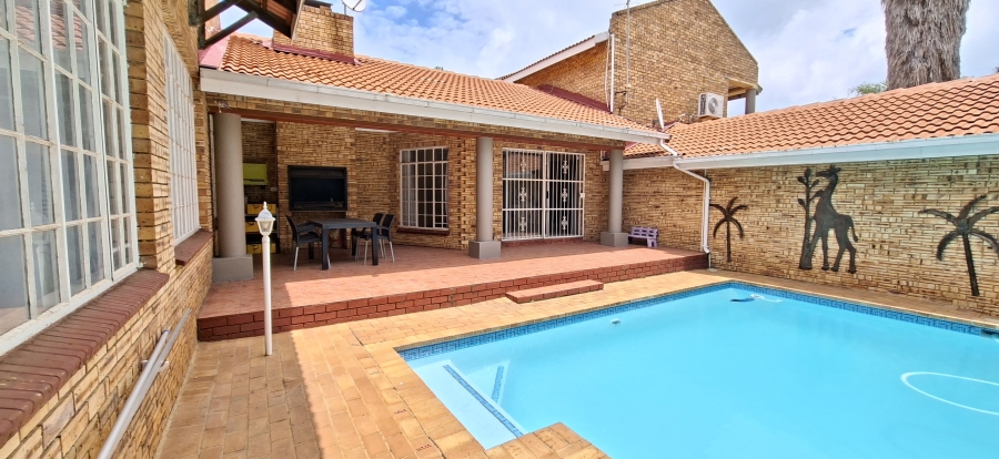 5 Bedroom Property for Sale in Noordheuwel Gauteng