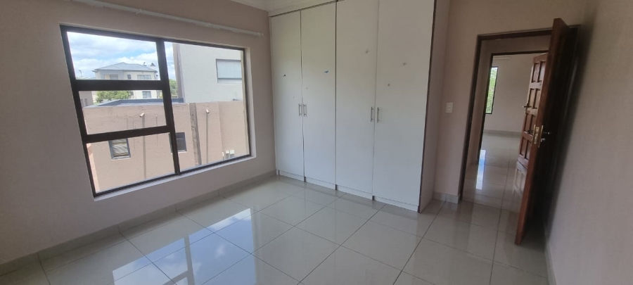 To Let 4 Bedroom Property for Rent in Crescent Wood Country Estate Gauteng