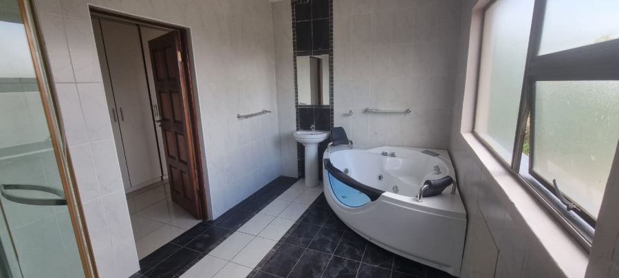 To Let 4 Bedroom Property for Rent in Crescent Wood Country Estate Gauteng