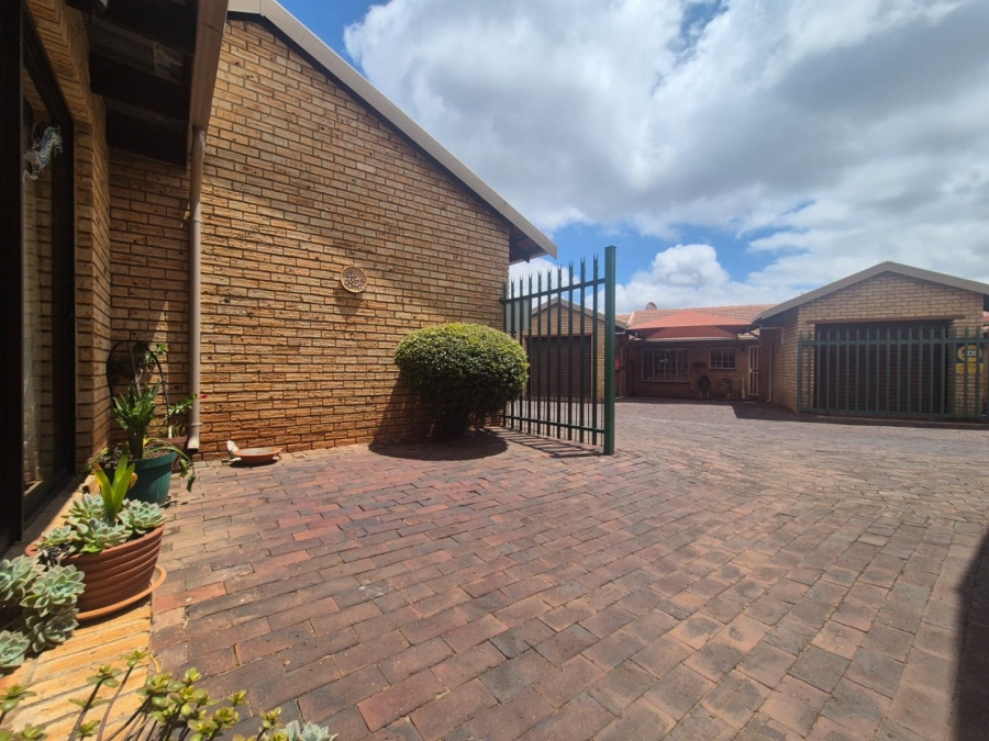 3 Bedroom Property for Sale in Noordheuwel Gauteng