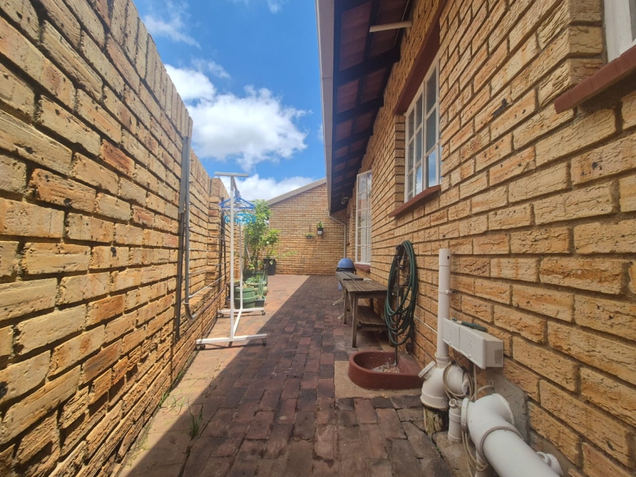 3 Bedroom Property for Sale in Noordheuwel Gauteng