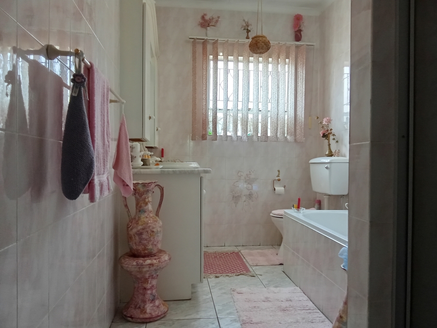 4 Bedroom Property for Sale in Wilro Park Gauteng