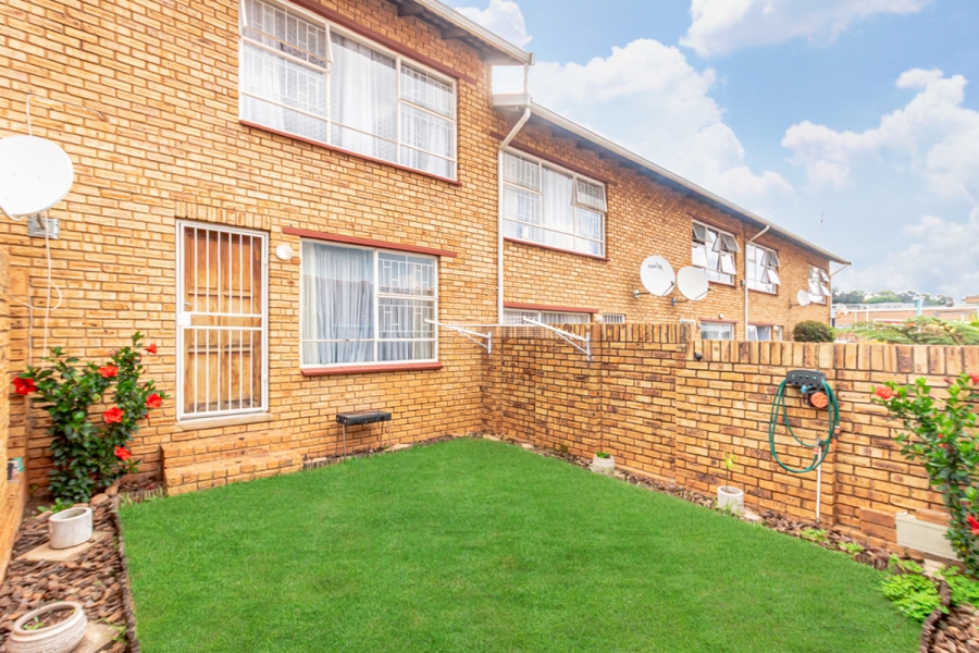 2 Bedroom Property for Sale in Noordheuwel Gauteng