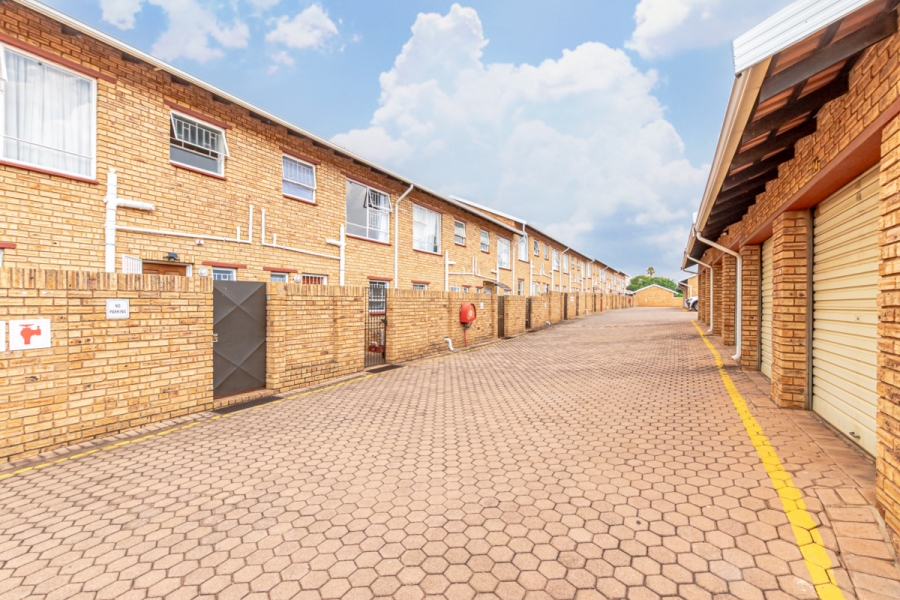 2 Bedroom Property for Sale in Noordheuwel Gauteng