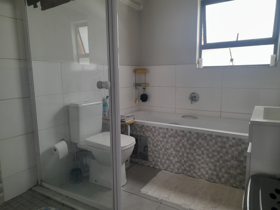 2 Bedroom Property for Sale in Glen Marais Gauteng