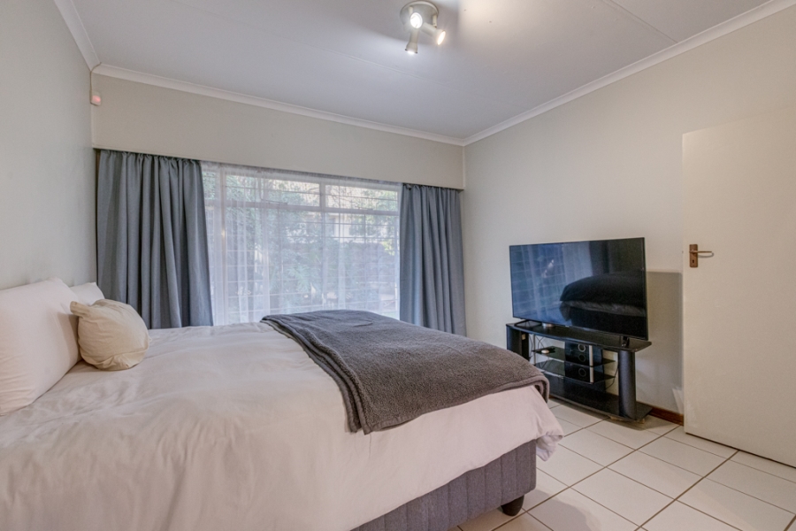 5 Bedroom Property for Sale in Linden Gauteng