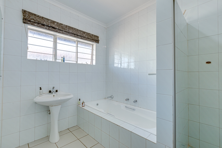 5 Bedroom Property for Sale in Linden Gauteng