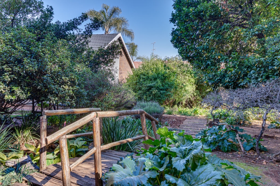 5 Bedroom Property for Sale in Linden Gauteng