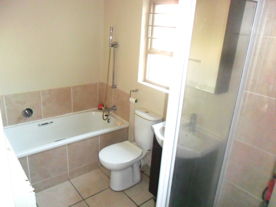 To Let 1 Bedroom Property for Rent in Pineslopes Gauteng