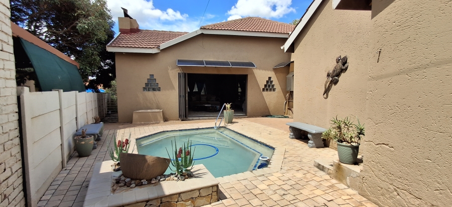 4 Bedroom Property for Sale in Sinoville Gauteng