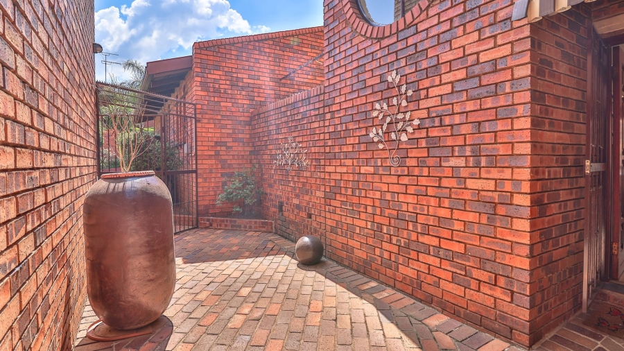 3 Bedroom Property for Sale in Glenanda Gauteng
