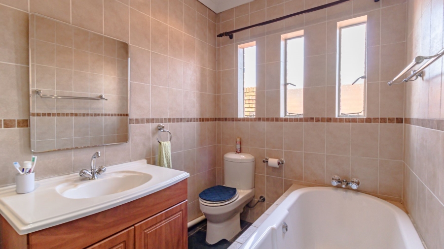 3 Bedroom Property for Sale in Glenanda Gauteng