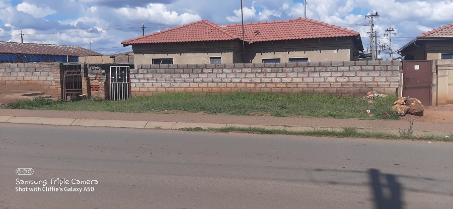 5 Bedroom Property for Sale in Moleleki Gauteng