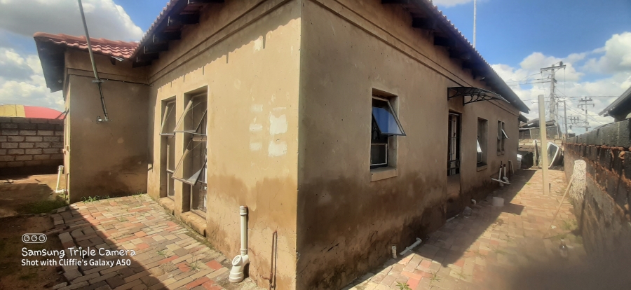 5 Bedroom Property for Sale in Moleleki Gauteng