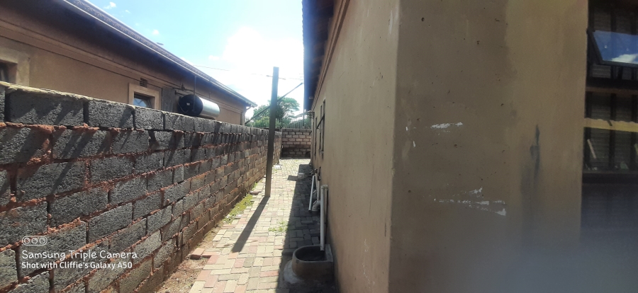 5 Bedroom Property for Sale in Moleleki Gauteng