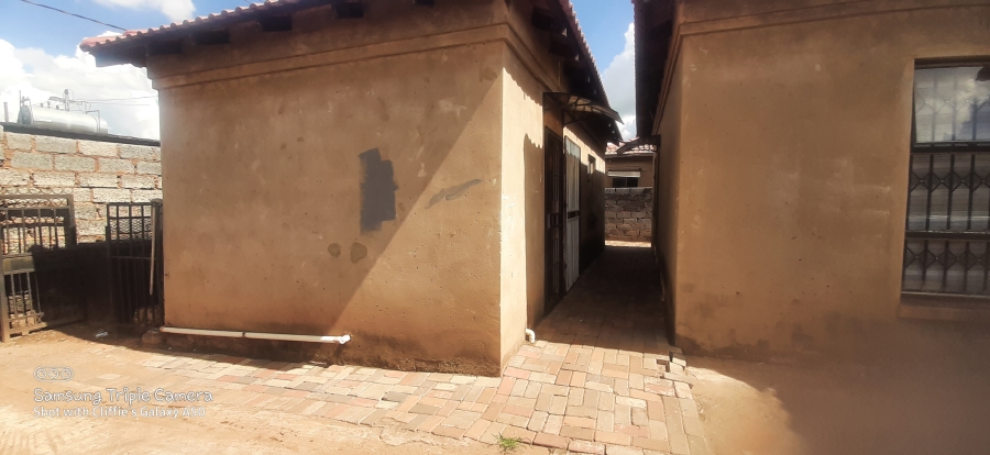 5 Bedroom Property for Sale in Moleleki Gauteng