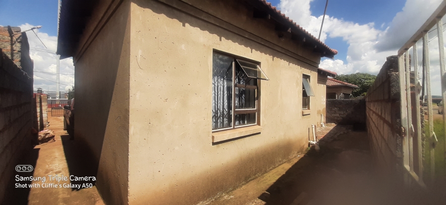 5 Bedroom Property for Sale in Moleleki Gauteng