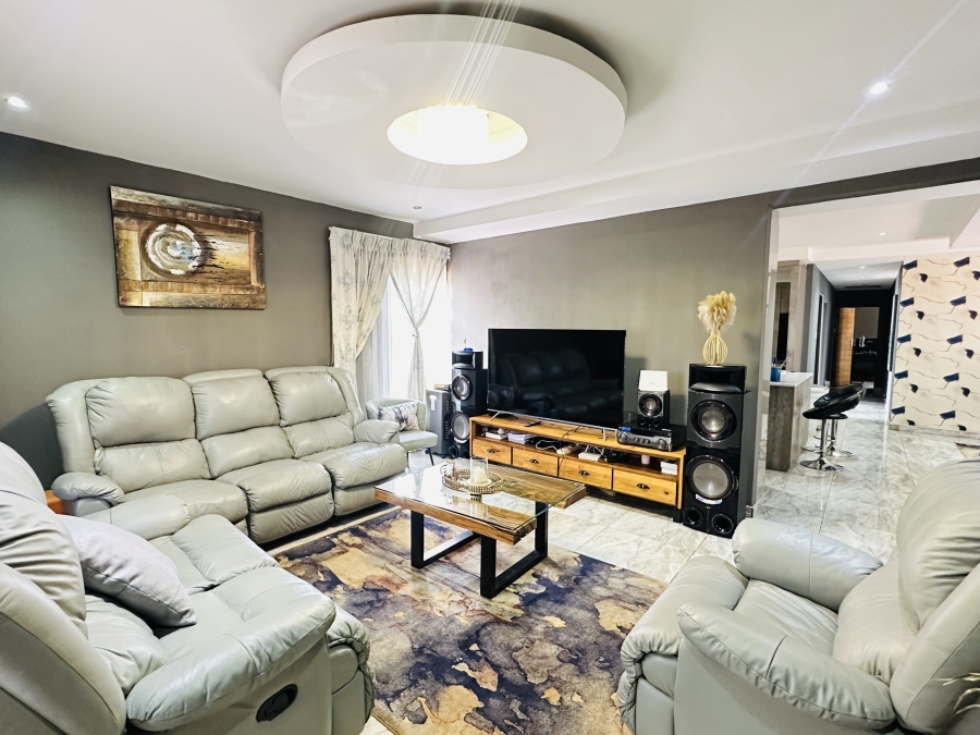 4 Bedroom Property for Sale in Dawn Park Gauteng