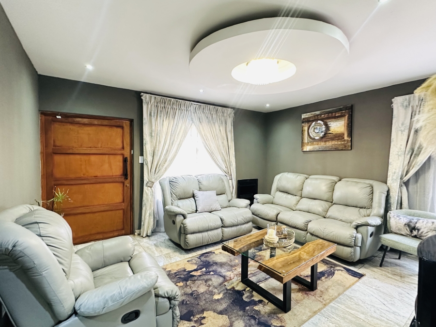 4 Bedroom Property for Sale in Dawn Park Gauteng