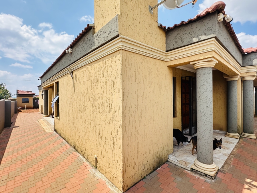 4 Bedroom Property for Sale in Dawn Park Gauteng