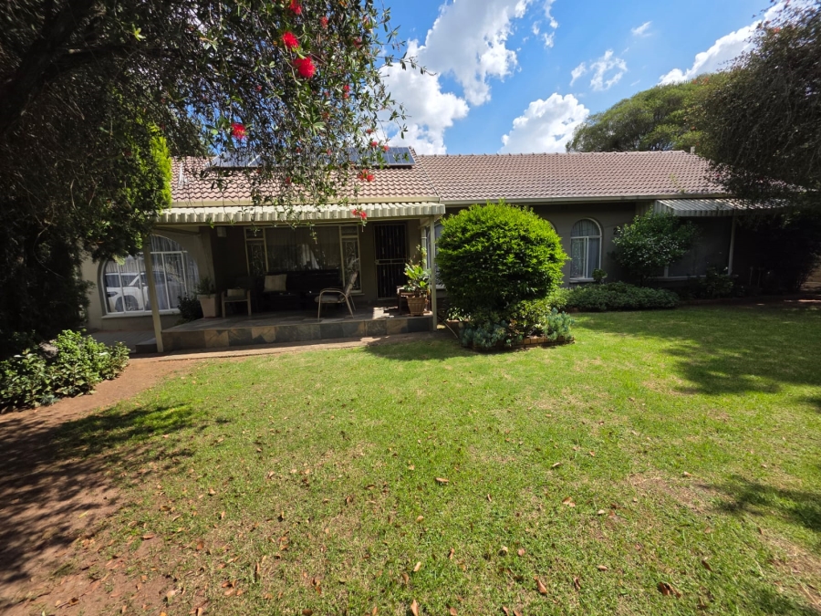 To Let 5 Bedroom Property for Rent in Bardene Gauteng